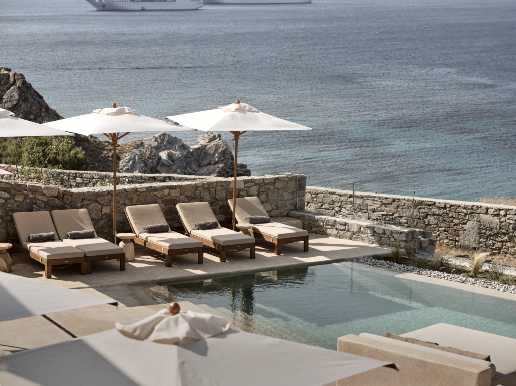 Omeon Hotel in MYkonos pool